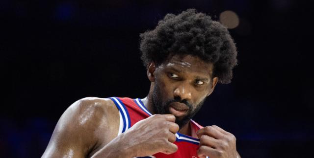 完美体育平台-恩比德关键时刻再现离谱操作 76人退步无下限