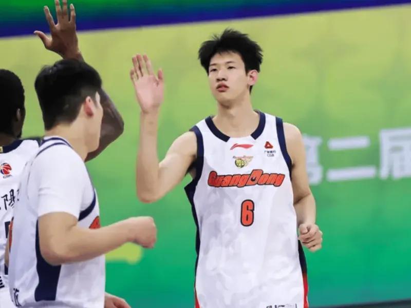 完美体育平台-广东104-113上海1喜3忧！黄明依奇兵，内线+张皓嘉没法看！