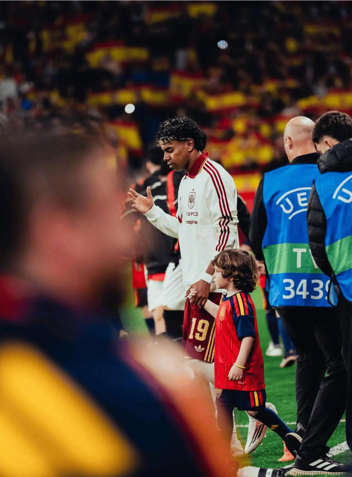 完美体育官网-西班牙球迷唱歧视穆斯林口号，亚马尔发文谴责种族歧视|埃及|拉米内·亚马尔|西班牙足球队|足球|世界杯_新浪体育_新浪新闻